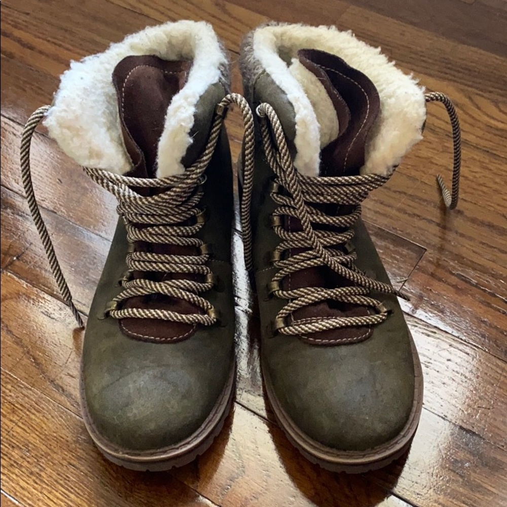 Green snow boots! Size 7.5